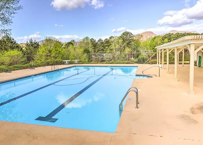 Balcony + Pool Access! Couples Escape In Lake Lure