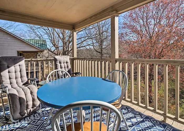 Balcony + Pool Access! Couples Escape In Lake Lure